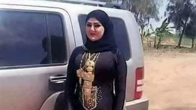 وقفت امرأة ثرية في الطريق