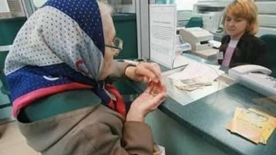 توجهت سيدة عجوز